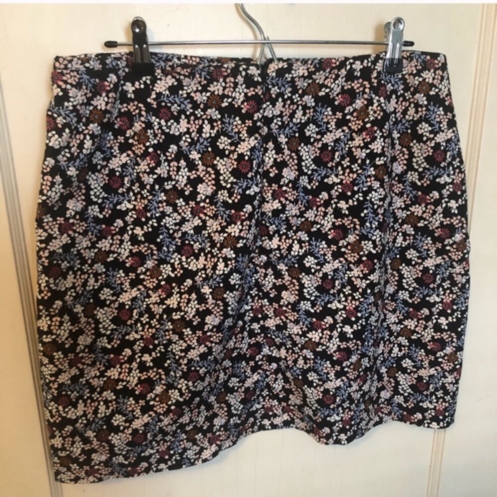 Loft floral pencil skirt with POCKETS